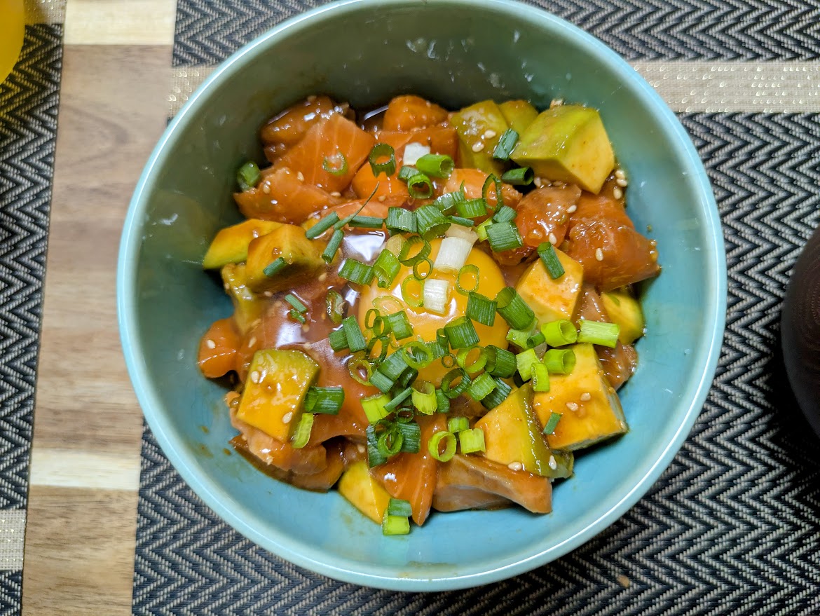 サーモンアボカド丼